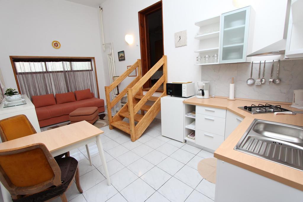 Apartments Goga ロヴィニ エクステリア 写真